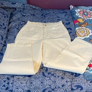 Universal thread, cream colored cargo size 6